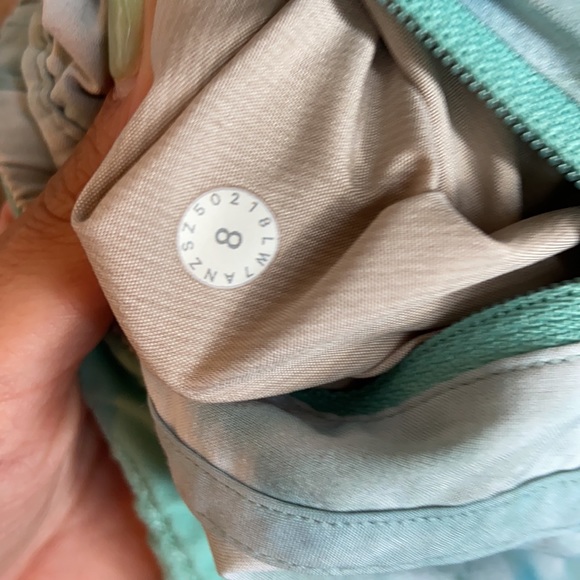 Tracker V Lululemon Shorts!!! Size 8! - Picture 6 of 9